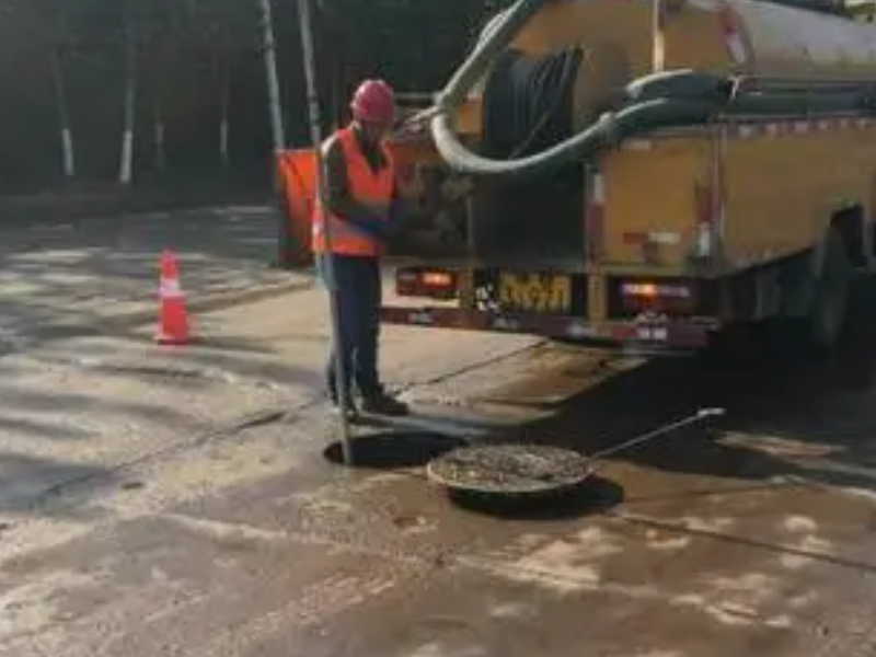 青岛市疏通下水道环卫抽粪高压车清洗市政管道